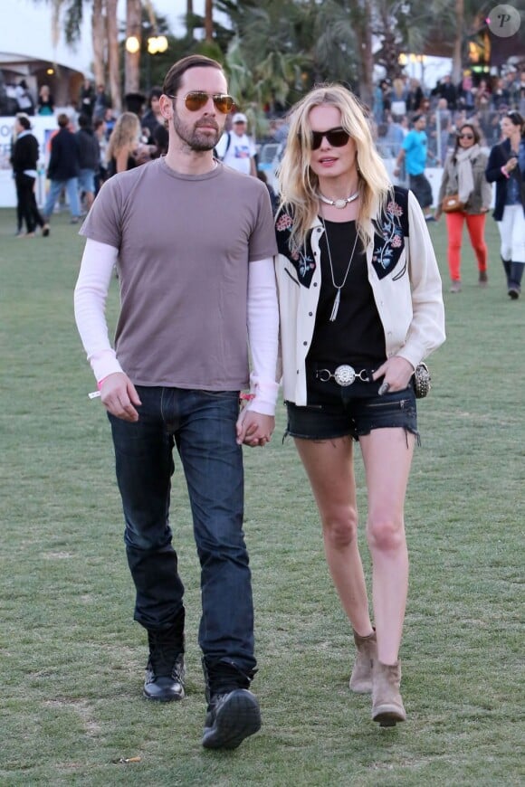 Kate Bosworth fait son défilé durant le Festival de Coachella, avec une chemise et des bottines Isabel Marant, un minishort en jean et des bijoux Jewelmint. Indio, le 14 avril 2012.