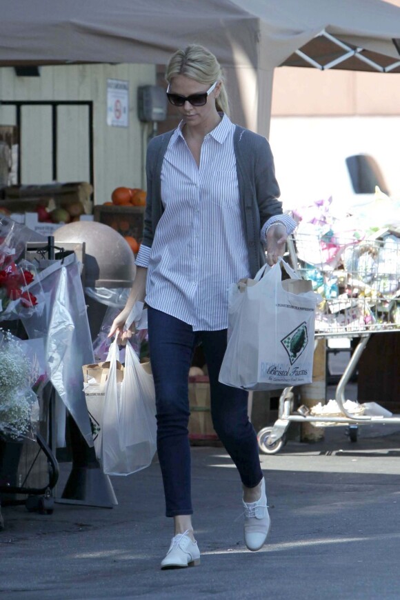 Charlize Theron allie tâches de la vie quotidienne et style en allant faire ses courses sous le soleil de Los Angeles. Le 16 avril 2012.