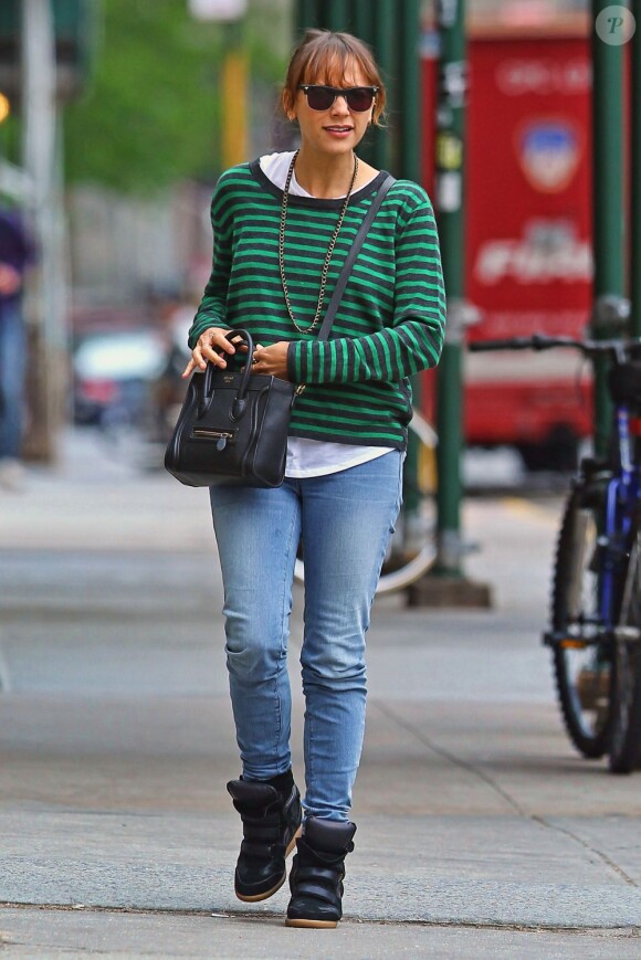 Rashida Jones lookée à merveille avec un pull rayé, un jean et les hits mode du moment : un mini-Boston à bandoulière Céline et une paire de baskets Isabel Marant. Los Angeles, le 18 avril 2012.