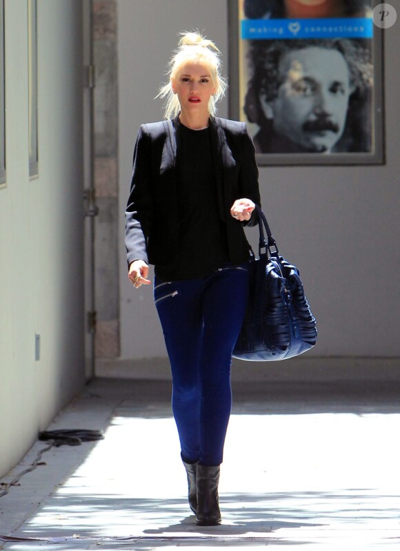 Gwen Stefani nous fait une véritable démonstration avec un total look black twisté par le bleu de son jean J Brand et de son sac L.A.M.B. Los Angeles, le 15 avril 2012.