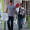 Drew Barrymore, enceinte, tente de cacher son ventre rond sous un improbable manteau, en compagnie de son fiancé Will Kopelman, le 20 avril 2012 à Beverly Hills
