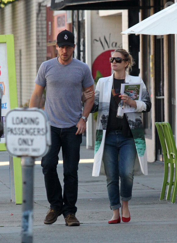 Drew Barrymore, enceinte, tente de cacher son ventre rond sous un improbable manteau, en compagnie de son fiancé Will Kopelman, le 20 avril 2012 à Beverly Hills