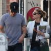Drew Barrymore, enceinte, tente de cacher son ventre sous un improbable manteau, en compagnie de son fiancé Will Kopelman, le 20 avril 2012 à Beverly Hills
