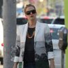 Drew Barrymore, enceinte, tente de cacher son baby bump sous un improbable manteau, en compagnie de son fiancé Will Kopelman, le 20 avril 2012 à Beverly Hills