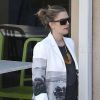 Drew Barrymore, enceinte, tente de cacher son ventre sous un improbable manteau, en compagnie de son fiancé Will Kopelman, le 20 avril 2012 à Beverly Hills