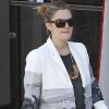 Drew Barrymore, enceinte, tente de cacher son ventre de future maman sous un improbable manteau, en compagnie de son fiancé Will Kopelman, le 20 avril 2012 à Beverly Hills