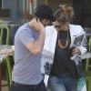 Drew Barrymore tente de cacher son ventre de femme enceinte sous un improbable manteau, en compagnie de son fiancé Will Kopelman, le 20 avril 2012 à Beverly Hills