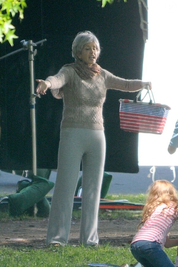 Felicity Huffman en vieille dame sur le tournage de Desperate Housewives le 20 avril 2012 à Los Angeles