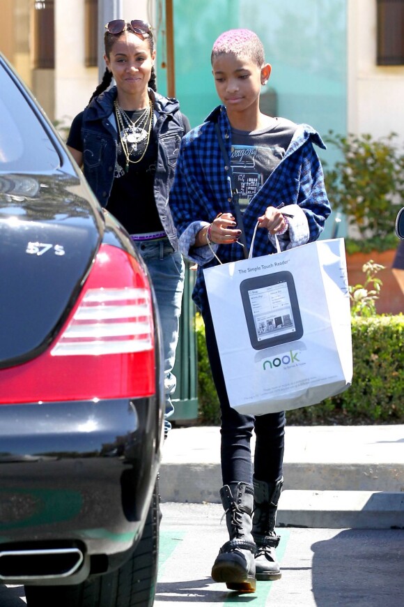 Wilow Smith et sa maman Jada Pinkett-Smith font du shopping à Malibu le 21 avril 2012