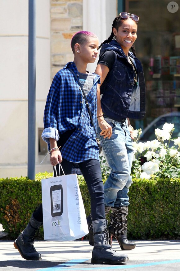 Très complices, Wilow Smith et sa maman Jada Pinkett-Smith font du shopping à Malibu le 21 avril 2012
