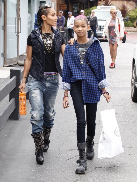 Wilow Smith et sa maman Jada Pinkett-Smith font du shopping à Malibu le 21 avril 2012