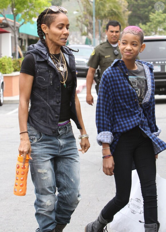 Jada Pinkett-Smith s'offre une virée shopping avec sa fille Willow à Los Angeles le 21 avril 2012