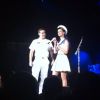 Katy Perry embrasse un marin sur scène le 20 avril 2012 à Maryland
