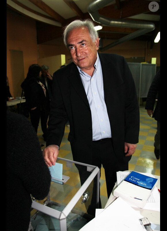 Dominique Strauss-Kahn glisse son bulletin dans l'urne, le 22 avril 2012 à Sarcelles