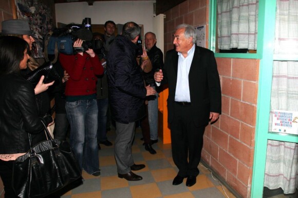 Dominique Strauss-Kahn a croisé quelques journalistes à Sarcelles, où il est venu voter, le 22 avril 2012.