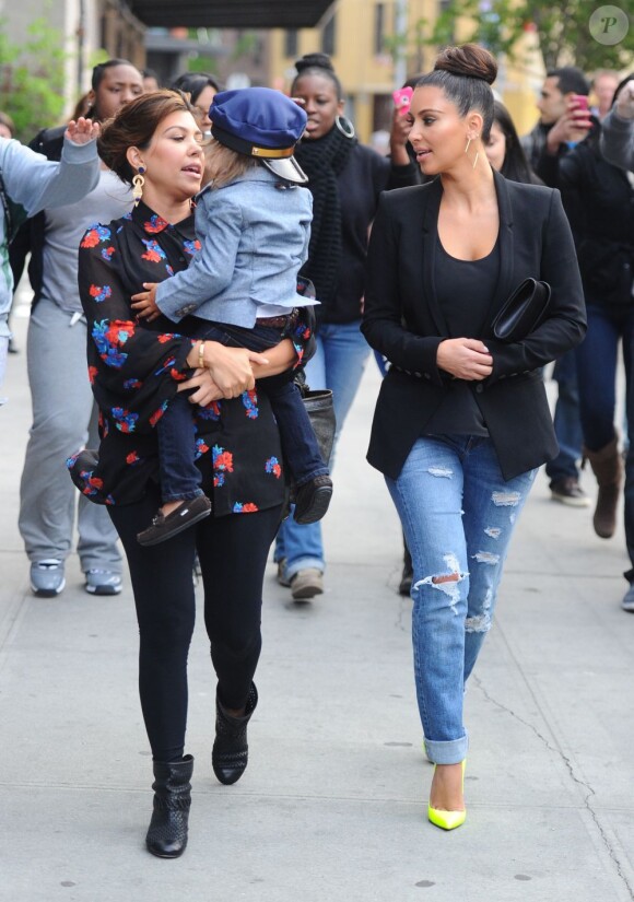 Kim Kardashian, sa soeur Kourtney et son fils Mason à New York le 24 avril 2012
