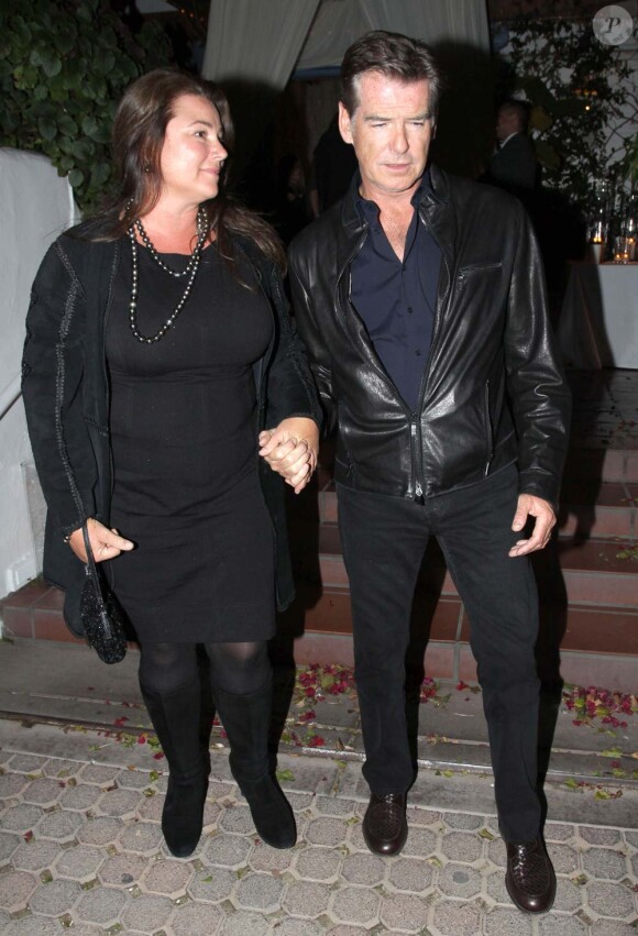 Pierce Brosnan et Keely Shaye Smith à l'anniversaire de Barbra Streisand dans un restaurant grec de Malibu, le 24 avril 2012.