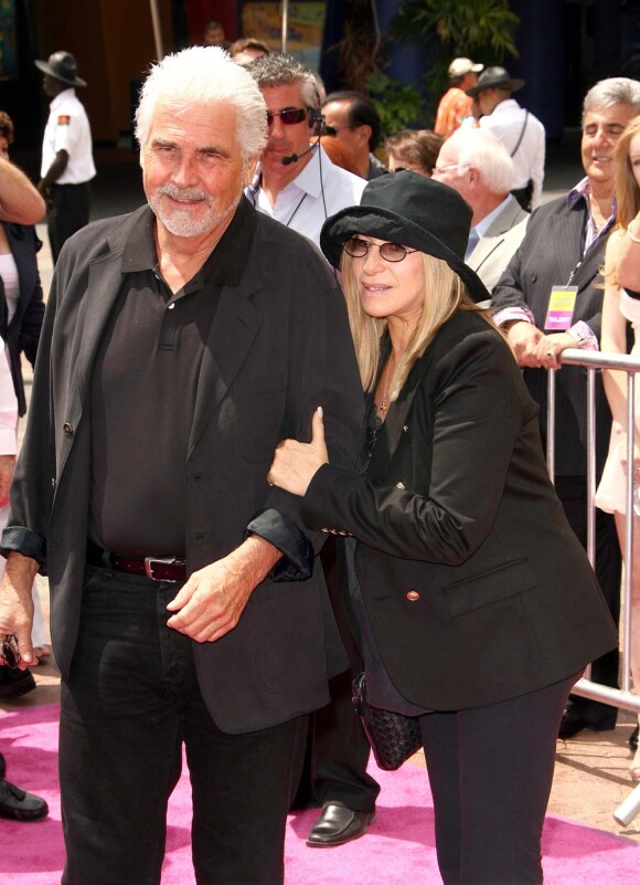 Barbra Streisand et son époux James Brolin, à Los Angeles, le 10 juillet 2010.