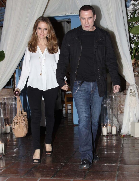 John Travolta et Kelly Preston à l'anniversaire de Barbra Streisand dans un restaurant grec de Malibu, le 24 avril 2012.