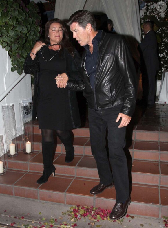 Pierce Brosnan et Keely Shaye Smith à l'anniversaire de Barbra Streisand dans un restaurant grec de Malibu, le 24 avril 2012.