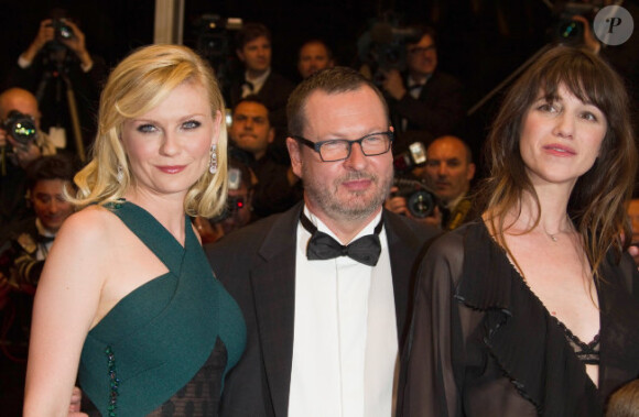 Kirsten Dunst, Lars von Trier et Charlotte Gainsbourg, en mai 2011 à Cannes.