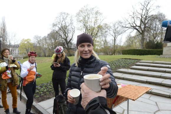 Un bon café servi par Son Altesse Mette-Marit, par à peine 3°C, ça ne se refuse pas !
La princesse Mette-Marit de Norvège offrait mardi 24 avril 2012 un bon coup de pub à la campagne incitant les Norvégiens à se rendre au travail à vélo. Elle a rallié depuis Sakugum le palais royal à Oslo, soit environ 20 km.