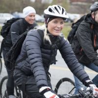 La princesse Mette-Marit à vélo par défi pendant que Haakon chasse les mines