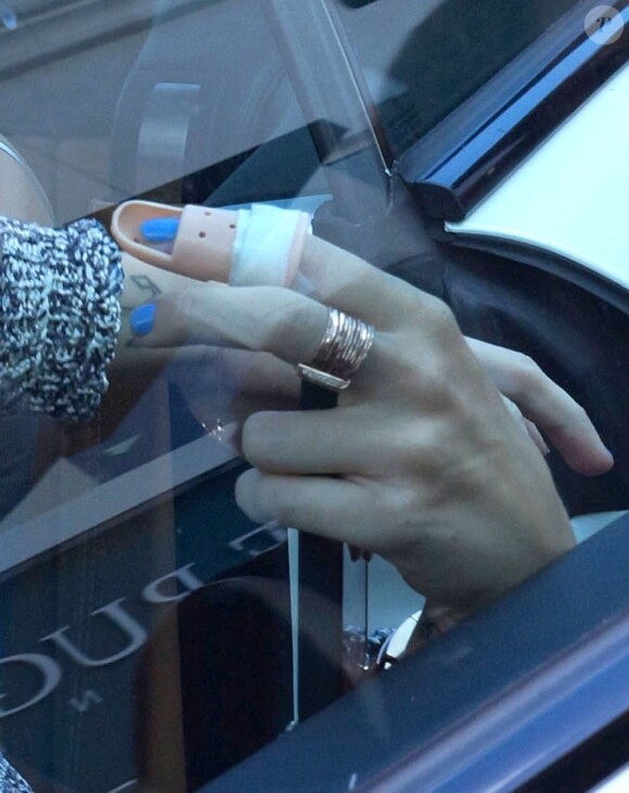 L'attelle de Miley Cyrus, posée après que ses points de suture lui ont été retirés. Los Angeles, le 26 avril 2012.