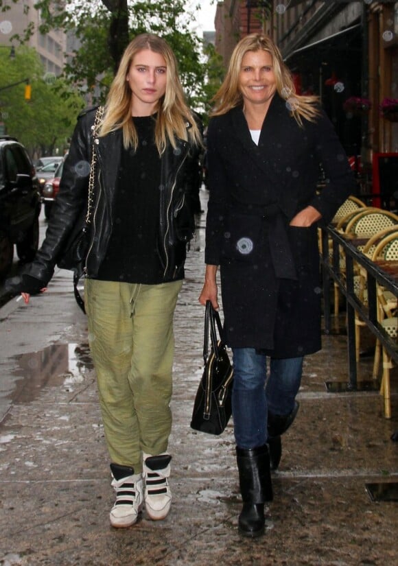 Dree Hemingway et sa mère Mariel en balade dans le quartier de Tribeca, ont effectué quelques courses chez Whole Foods Market. New York, le 26 avril 2012.