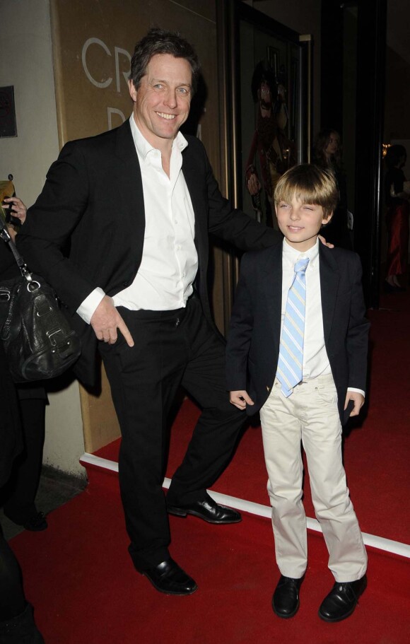 Hugh Grant avec Damian, le fils de son ex Elizabeth Hurley, à Londres, le 21 mars 2012.