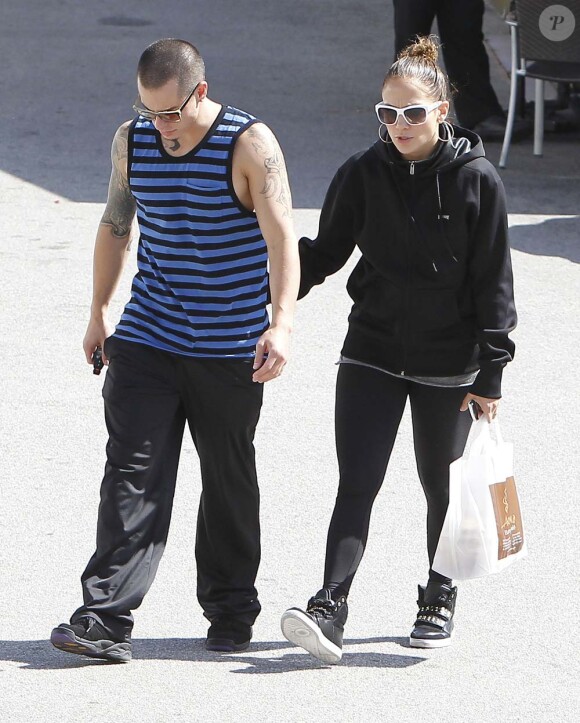 Les amoureux Jennifer Lopez et Casper Smart à Los Angeles, le 28 avril 2012.