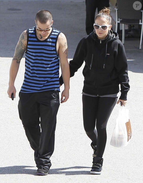 Jennifer Lopez et Casper Smart à Los Angeles, le 28 avril 2012.
