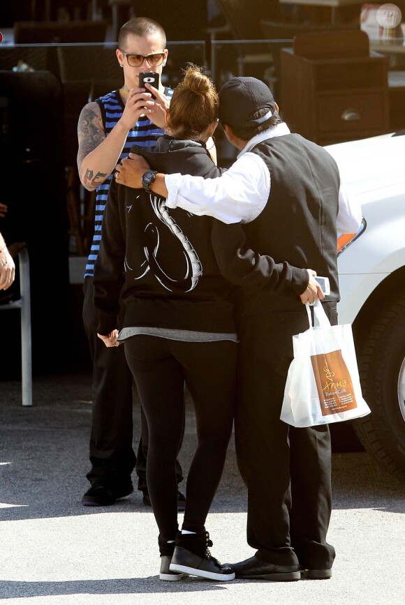 Casper Smart prend Jennifer Lopez en photo à la demande d'un fan à Los Angeles, le 28 avril 2012.