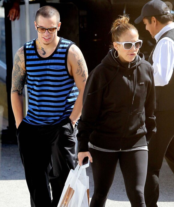 Jennifer Lopez et Casper Smart dans le quartier de West Hollywood à Los Angeles, le 28 avril 2012.