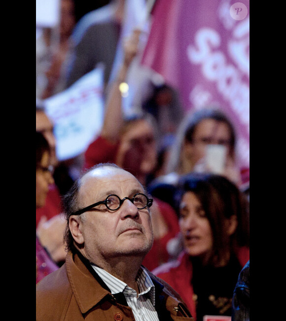 Serge Moati le 29 avril 2012 lors du meeting de François Hollande au palais omnisport de Paris Bercy