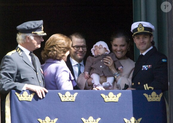 La famille s'agrandit et le roi fête son premier anniversaire en tant que papy... Pour la célébration des 66 ans du roi Carl XVI Gustaf de Suède, le 30 avril 2012, la princesse Victoria et le prince Daniel ont présenté leur bébé de 2 mois, la princesse Estelle, au balcon du palais Drottningholm, à Stockholm. C'était la première apparition officielle d'Estelle !