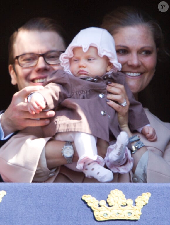 Première apparition officielle de la princesse Estelle ! Pour la célébration des 66 ans du roi Carl XVI Gustaf de Suède, le 30 avril 2012, la princesse Victoria et le prince Daniel ont présenté leur bébé de 2 mois, la princesse Estelle, au balcon du palais Drottningholm, à Stockholm.