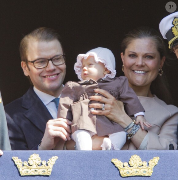 Victoria et Daniel, des parents comblés qui brandissent l'objet de leur bonheur ! Pour la célébration des 66 ans du roi Carl XVI Gustaf de Suède, le 30 avril 2012, la princesse Victoria et le prince Daniel ont présenté leur bébé de 2 mois, la princesse Estelle, au balcon du palais Drottningholm, à Stockholm. C'était la première apparition officielle d'Estelle !
