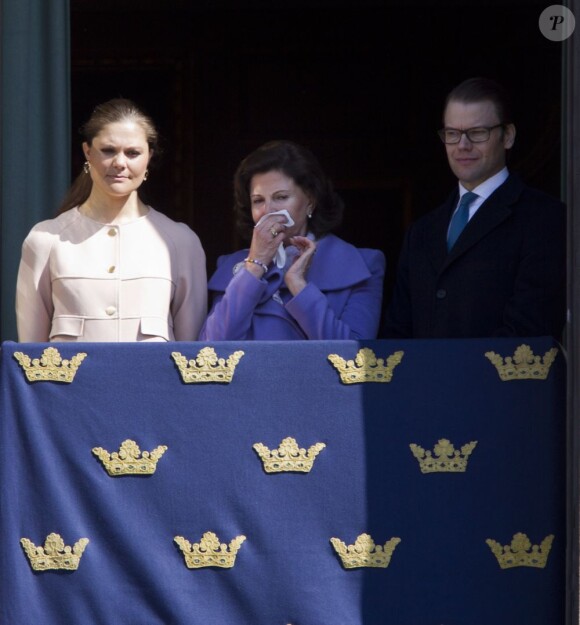 Du balcon, la reine Silvia, la princesse Victoria et le prince Daniel ont observé la cérémonie qui se déroulait dans la cour extérieure.
Pour la célébration des 66 ans du roi Carl XVI Gustaf de Suède, le 30 avril 2012, la princesse Victoria et le prince Daniel ont présenté leur bébé de 2 mois, la princesse Estelle, au balcon du palais Drottningholm, à Stockholm. C'était la première apparition officielle d'Estelle !