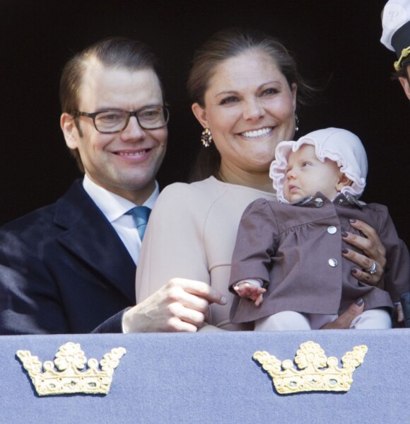 Pour la célébration des 66 ans du roi Carl XVI Gustaf de Suède, le 30 avril 2012, la princesse Victoria et le prince Daniel ont présenté leur bébé de 2 mois, la princesse Estelle, au balcon du palais Drottningholm, à Stockholm. C'était la première apparition officielle d'Estelle !