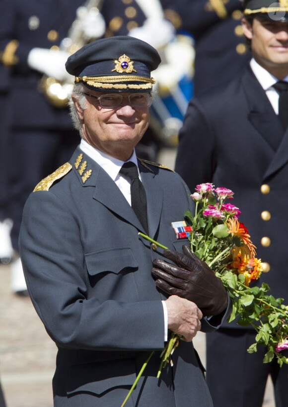 Après 12h et le salut aux canons de Skeppsholmen, le roi est descendu dans la cour extérieure du palais pour recevoir fleurs et dessins offerts par des enfants.
Pour la célébration des 66 ans du roi Carl XVI Gustaf de Suède, le 30 avril 2012, la princesse Victoria et le prince Daniel ont présenté leur bébé de 2 mois, la princesse Estelle, au balcon du palais Drottningholm, à Stockholm. C'était la première apparition officielle d'Estelle !
