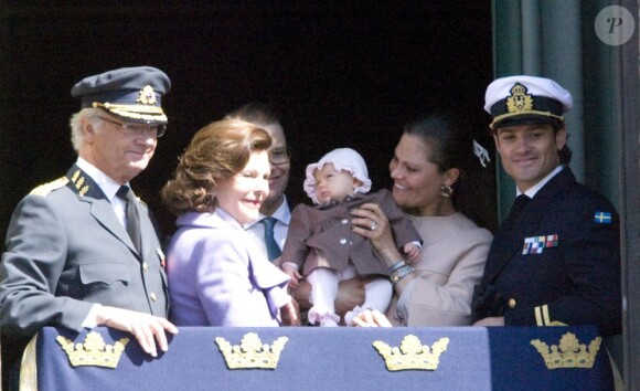 Pour la célébration des 66 ans du roi Carl XVI Gustaf de Suède, le 30 avril 2012, la princesse Victoria et le prince Daniel ont présenté leur bébé de 2 mois, la princesse Estelle, au balcon du palais Drottningholm, à Stockholm. C'était la première apparition officielle d'Estelle !