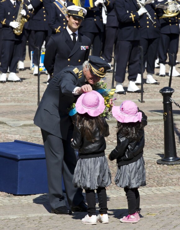 Après 12h et le salut aux canons de Skeppsholmen, le roi est descendu dans la cour extérieure du palais pour recevoir fleurs et dessins offerts par des enfants.
Pour la célébration des 66 ans du roi Carl XVI Gustaf de Suède, le 30 avril 2012, la princesse Victoria et le prince Daniel ont présenté leur bébé de 2 mois, la princesse Estelle, au balcon du palais Drottningholm, à Stockholm. C'était la première apparition officielle d'Estelle !