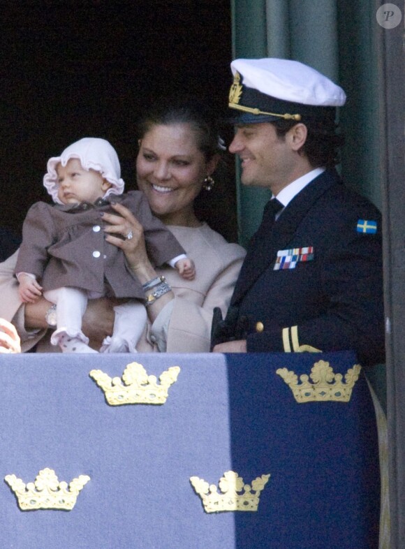 Le prince Carl Philip semble un tonton attendri ! Pour la célébration des 66 ans du roi Carl XVI Gustaf de Suède, le 30 avril 2012, la princesse Victoria et le prince Daniel ont présenté leur bébé de 2 mois, la princesse Estelle, au balcon du palais Drottningholm, à Stockholm. C'était la première apparition officielle d'Estelle !