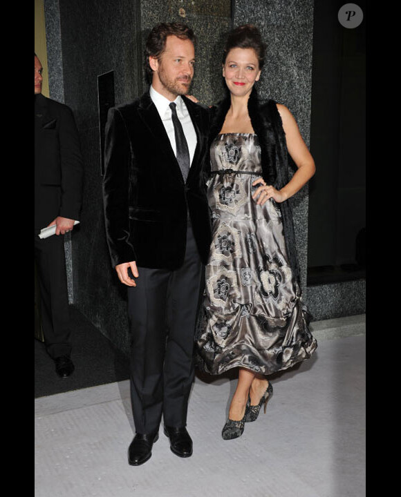 Maggie Gyllenhaal et son mari Peter Sarsgaard posent lors de l'ouverture de l'hôtel Armani à Milan en novembre 2011