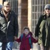 Maggie Gyllenhaal et son mari Peter Sarsgaard en compagnie de leur fille Ramona lors d'une promenade dans les rues de New-York en février 2012