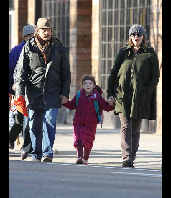 Maggie Gyllenhaal et son mari Peter Sarsgaard en compagnie de leur fille Ramona lors d'une promenade dans les rues de New-York en février 2012