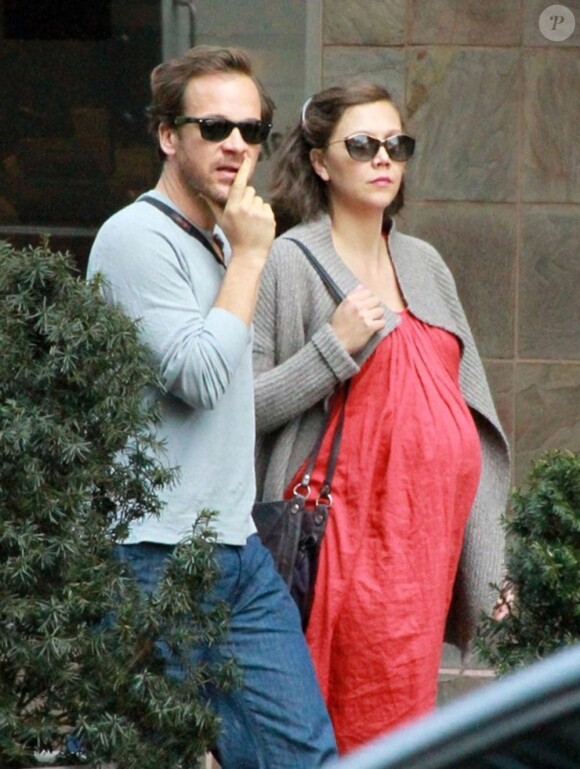 Exclusif : Le 19 avril 2012, quelques heures avant son accouchement, Maggie Gyllenhaal et son mari Peter Sarsgaard se promenaient bien tranquillement dans New York