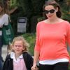 Jennifer Garner va chercher sa fille Violet à l'école, le 30 avril 2012 à Santa Monica. Mère et fille ont les cheveux au vent