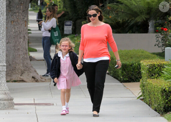 Jennifer Garner va chercher sa fille Violet à l'école, le 30 avril 2012 à Santa Monica. Mère et fille ont les cheveux au vent